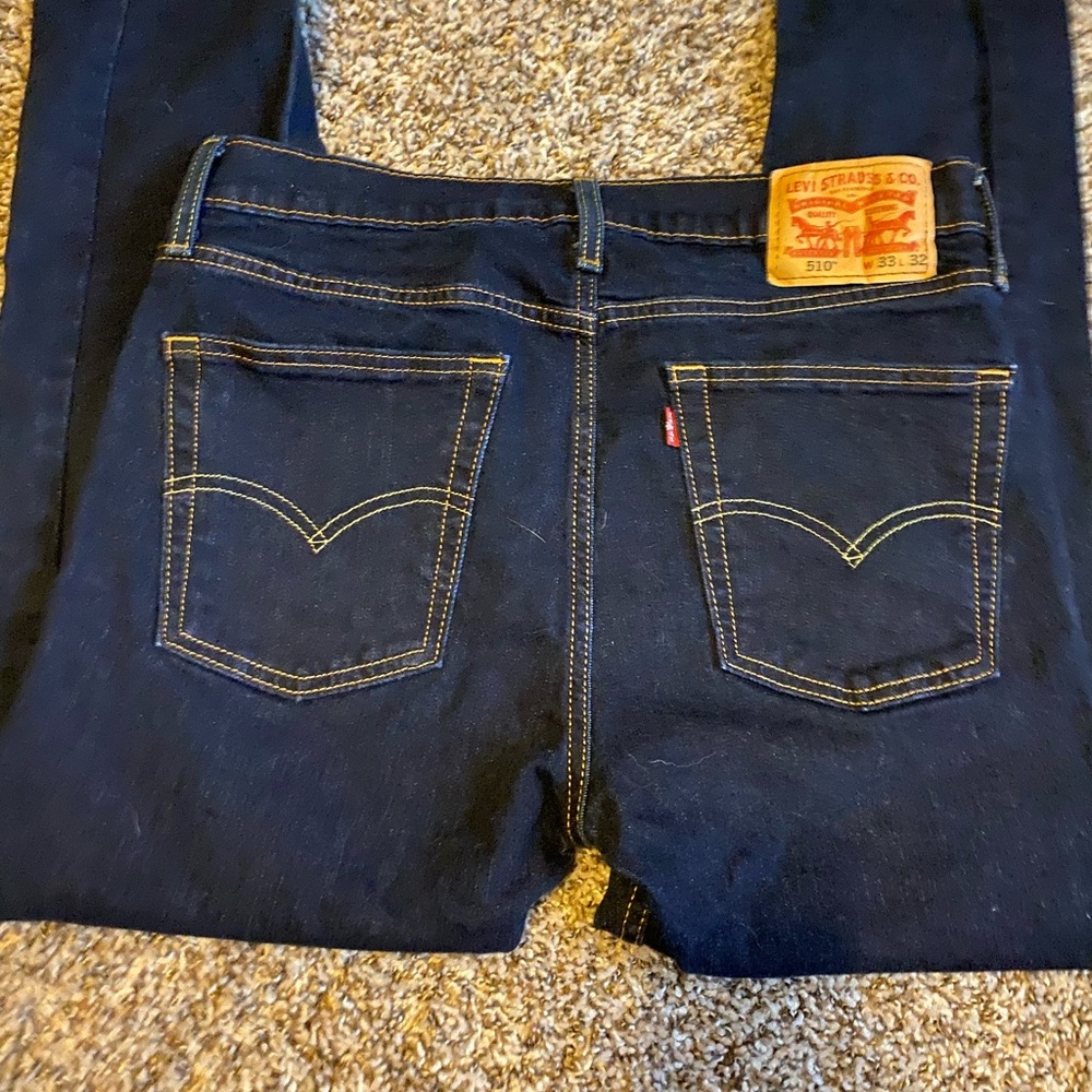 Men’s Levi dark wash jeans
